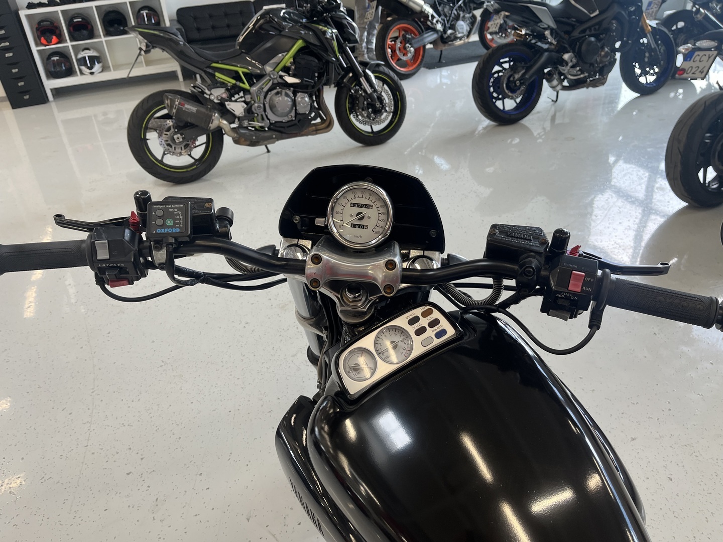 Yamaha - VMX - 1200 V-Max // Juuri saapunut! / Säädettävät kahvat / Blackwidow slipari / Kaatumaraudat // - Moottoripyörä