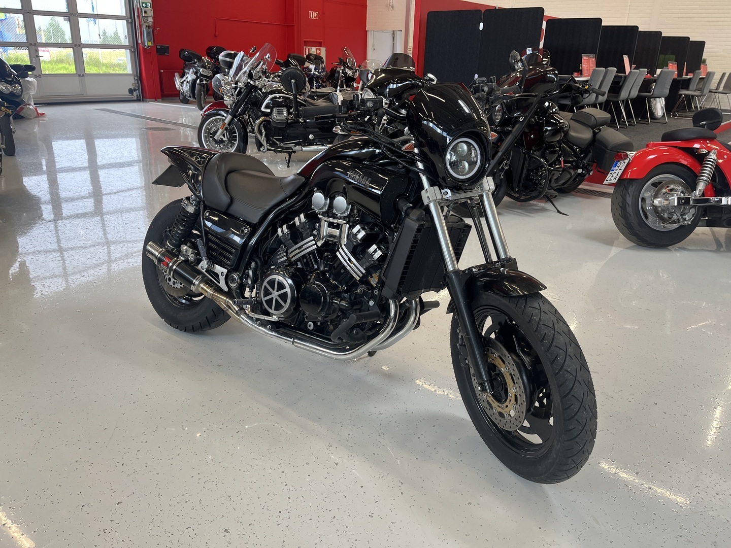 Yamaha - VMX - 1200 V-Max // Juuri saapunut! / Säädettävät kahvat / Blackwidow slipari / Kaatumaraudat // - Moottoripyörä