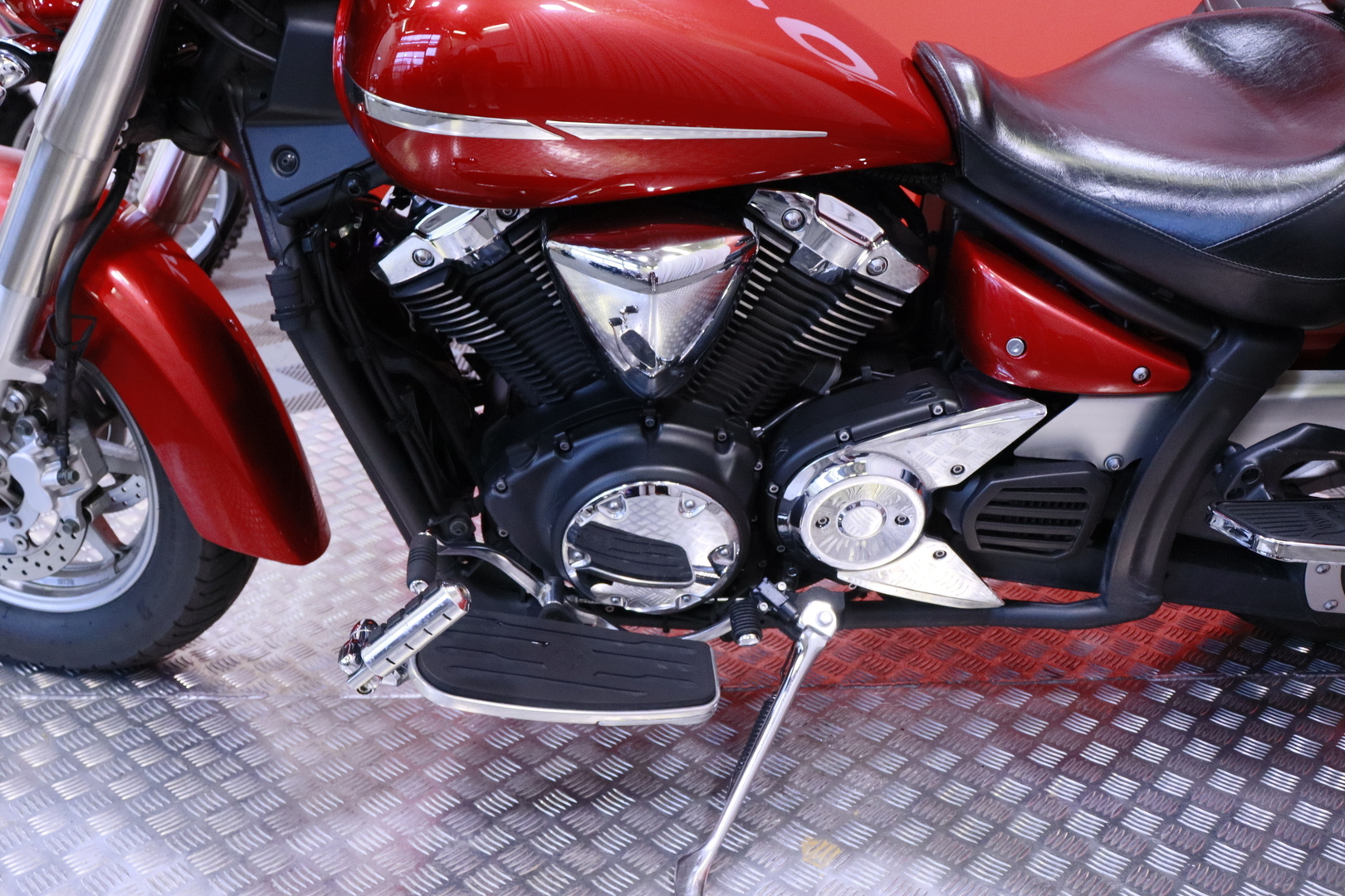 Yamaha - XVS - 1300 A Midnight Star // Suomi-pyörä / 3x Laukut / Selkänoja // - Moottoripyörä