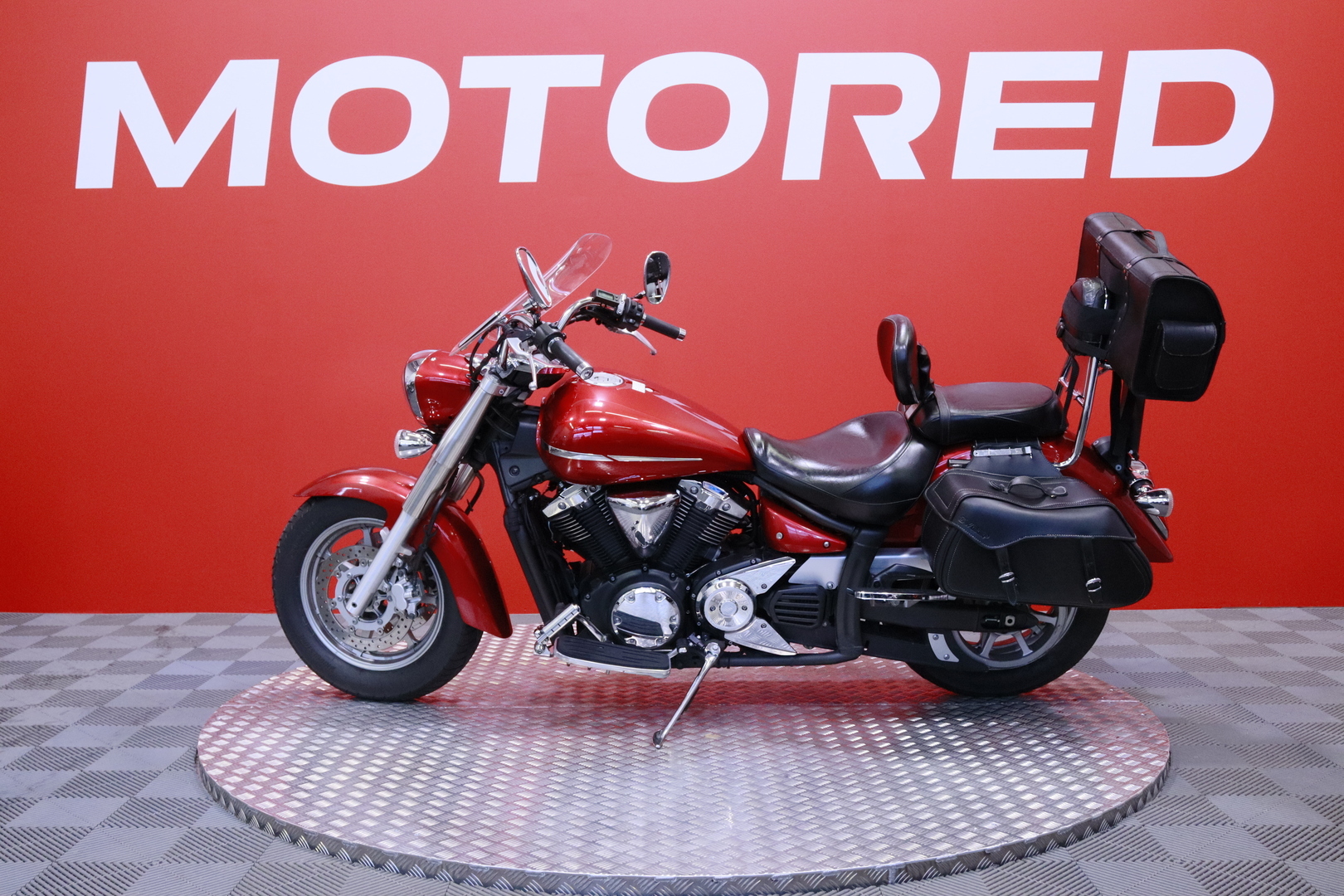Yamaha - XVS - 1300 A Midnight Star // Suomi-pyörä / 3x Laukut / Selkänoja // - Moottoripyörä