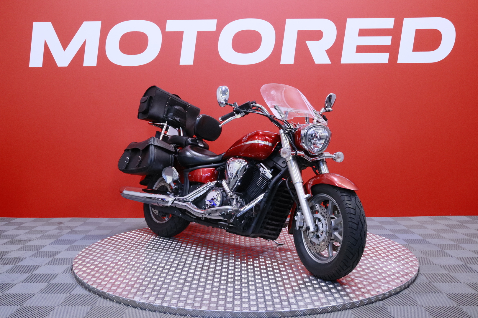 Yamaha - XVS - 1300 A Midnight Star // Suomi-pyörä / 3x Laukut / Selkänoja // - Moottoripyörä