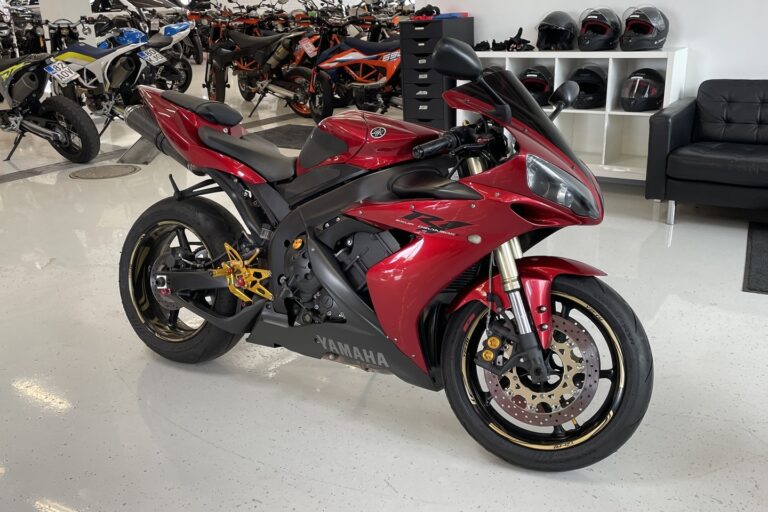 Yamaha - YZF-R1 - // Juuri saapunut / Sliparit / Rear setit / Teräspunoletkut // - Moottoripyörä