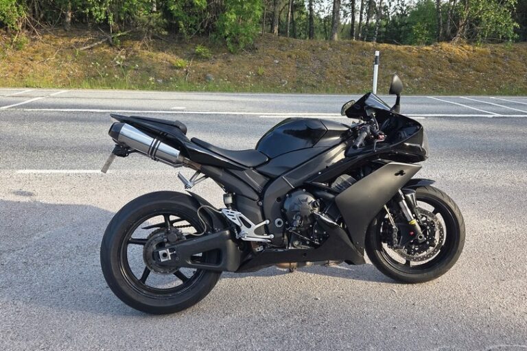 Yamaha - YZF-R1 - // Tulossa! / Huoltokirja / Hieno koko musta! // - Moottoripyörä