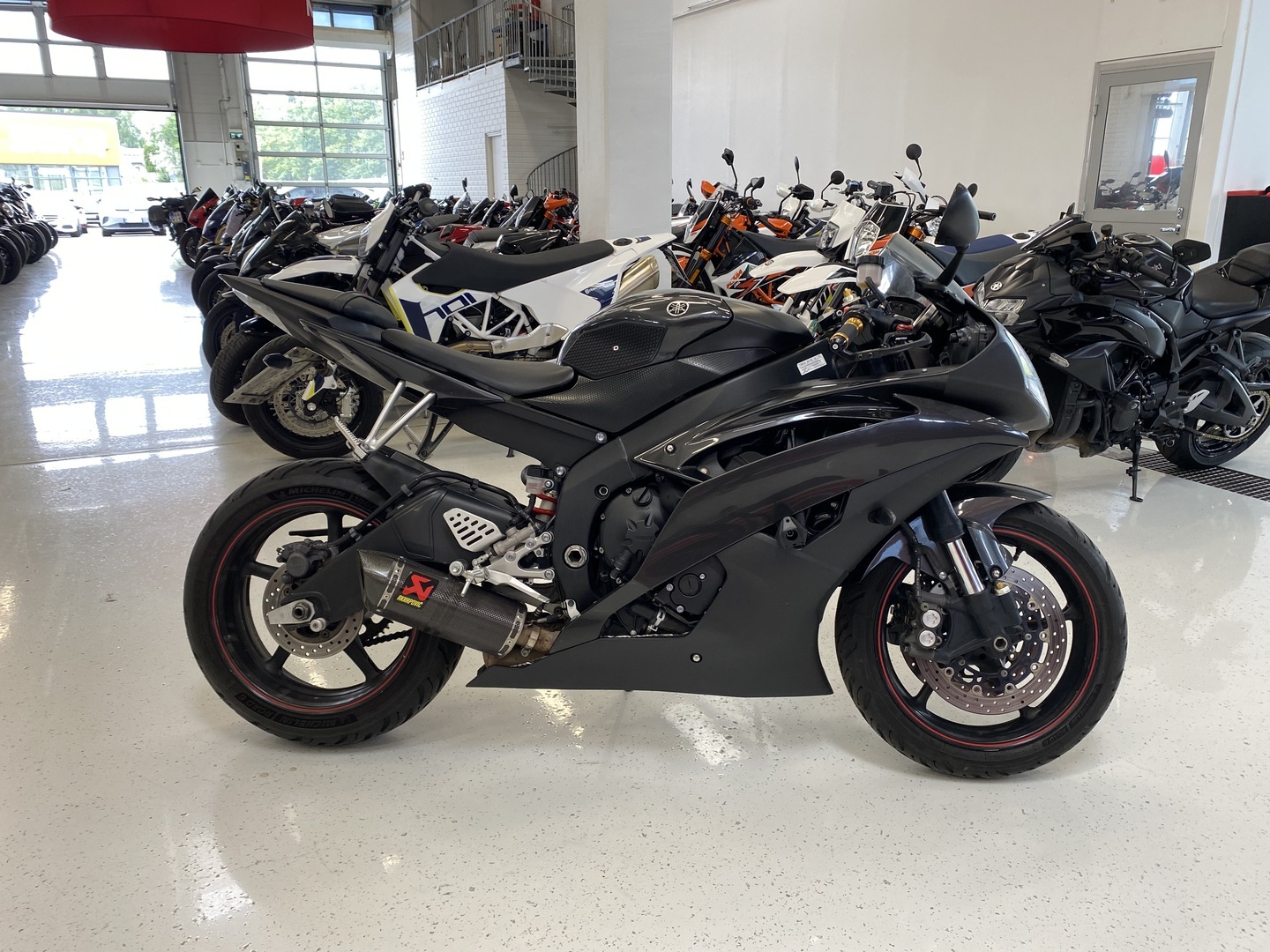Yamaha - YZF-R6 - // Akrapovic Slipari / Uudet renkaat / Suomi-Pyörä / Kaatumatapit // - Moottoripyörä