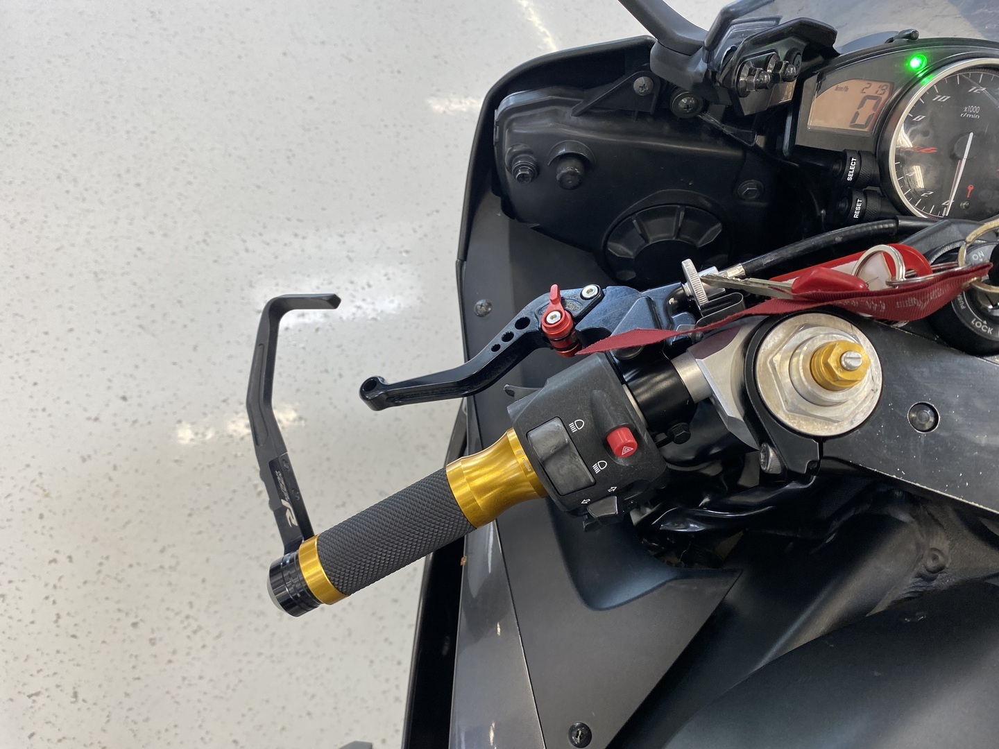 Yamaha - YZF-R6 - // Akrapovic Slipari / Uudet renkaat / Suomi-Pyörä / Kaatumatapit // - Moottoripyörä