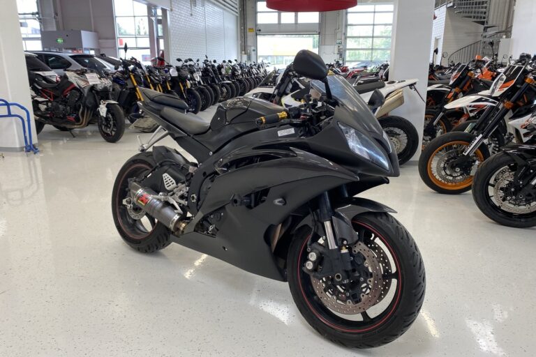 Yamaha - YZF-R6 - // Akrapovic Slipari / Uudet renkaat / Suomi-Pyörä / Kaatumatapit // - Moottoripyörä