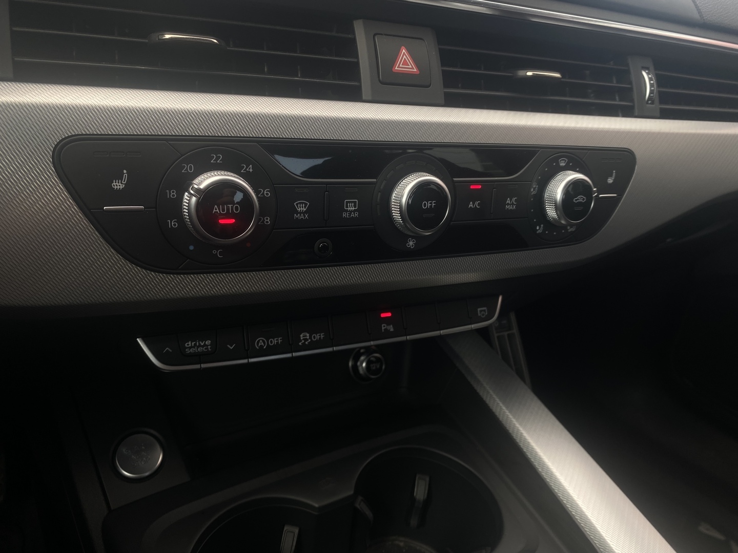Audi - A4 - Sedan Business Sport 2,0 TFSI 140 kW - Sedan