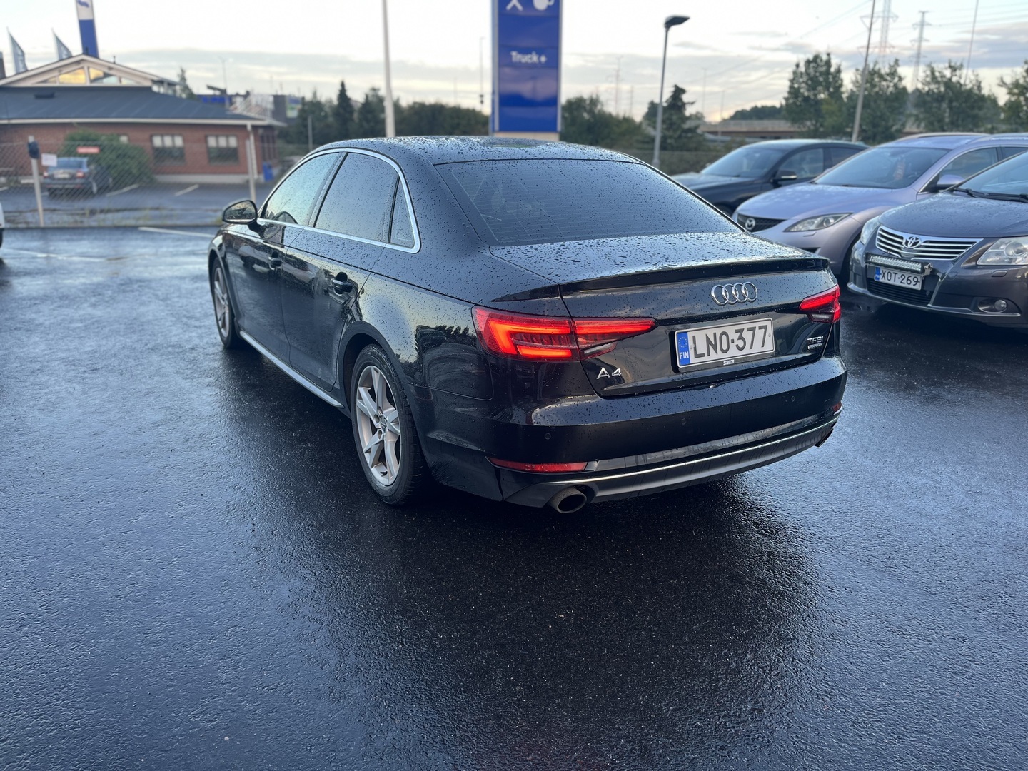 Audi - A4 - Sedan Land of quattro Sport Edition 2,0 TFSI 185 kW quattro S tronic - Sedan