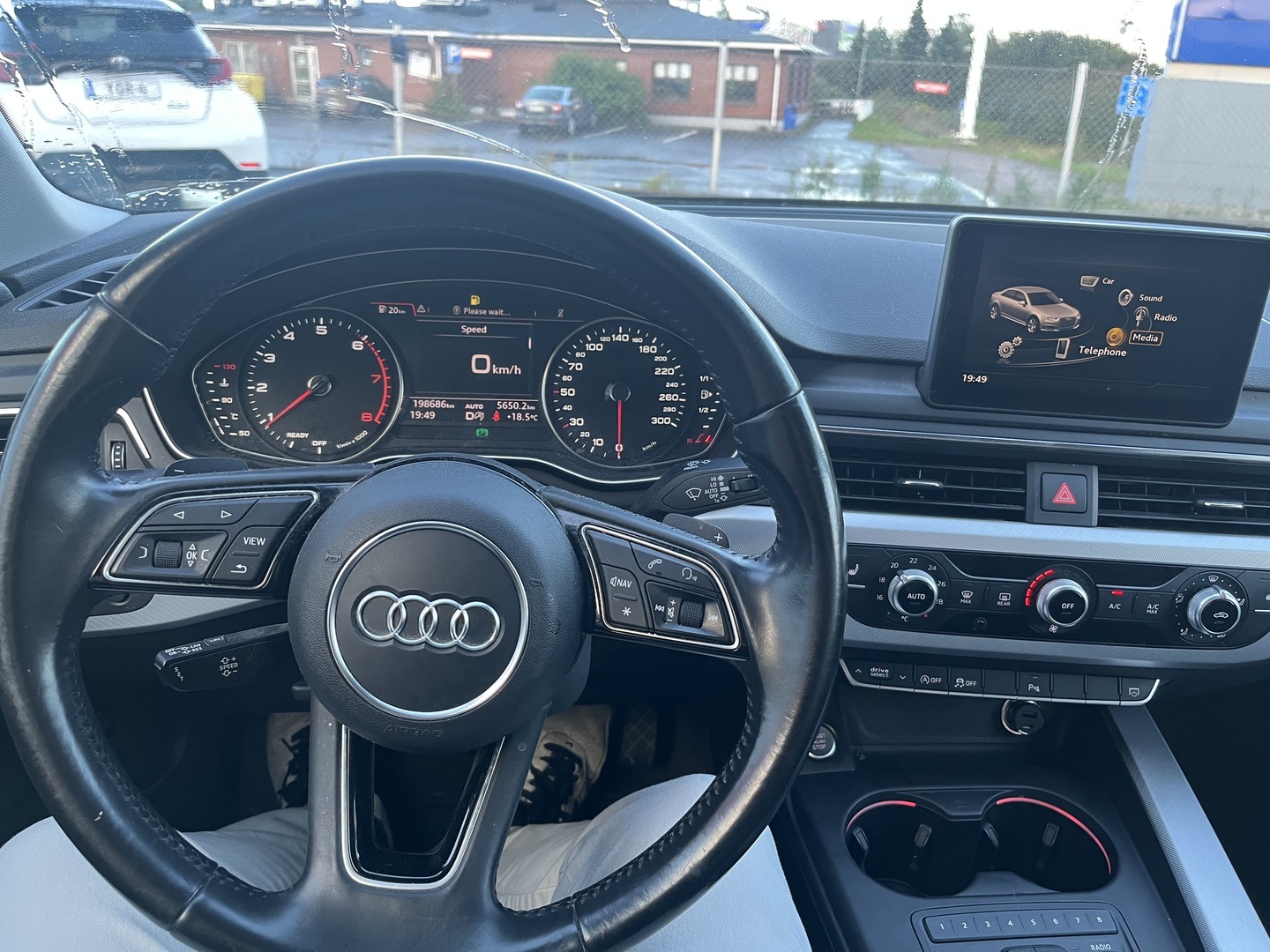 Audi - A4 - Sedan Land of quattro Sport Edition 2,0 TFSI 185 kW quattro S tronic - Sedan