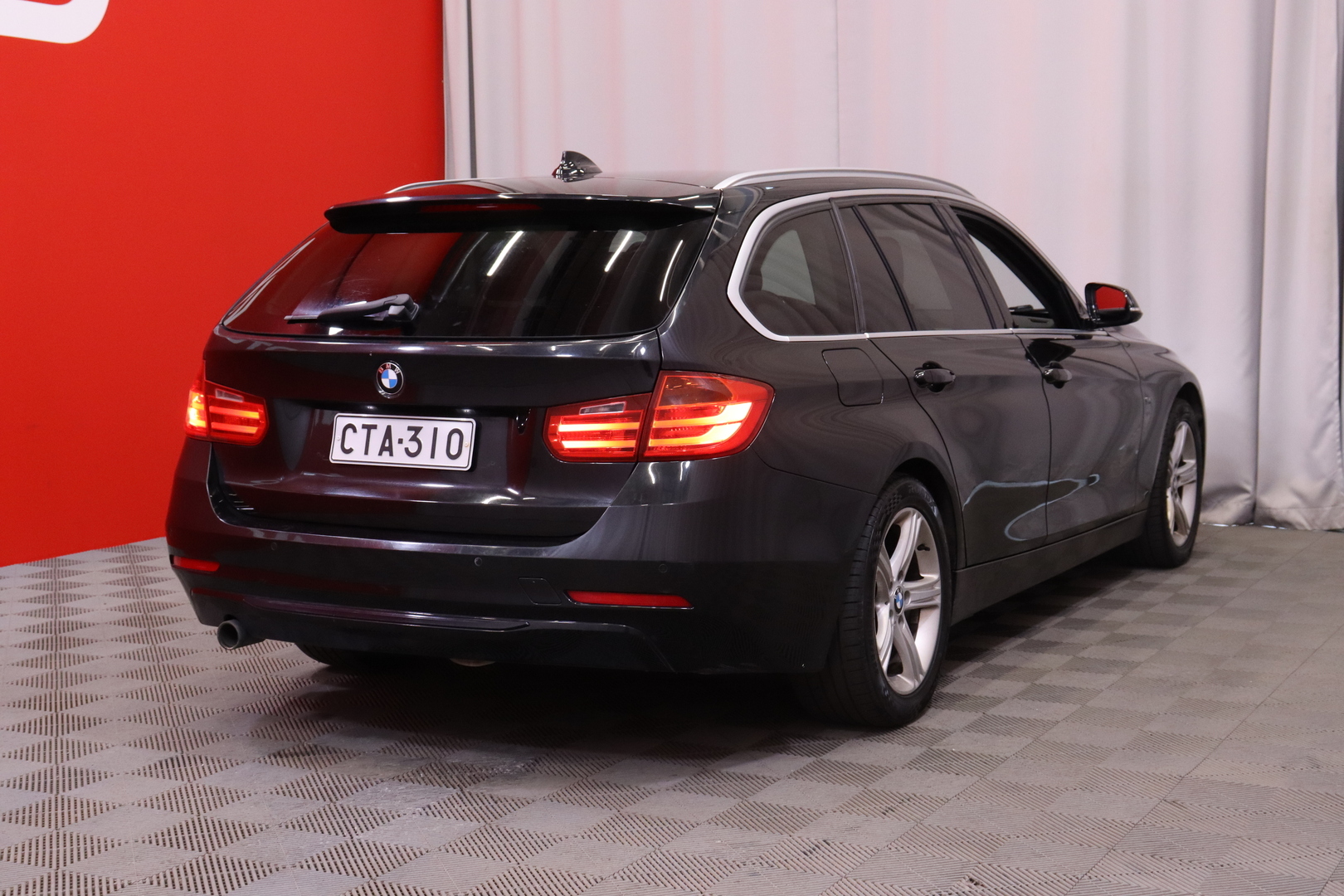 BMW - 320 - TwinPower Turbo A F31 Touring Sportline // Myydään Huutokaupat.com - Farmari