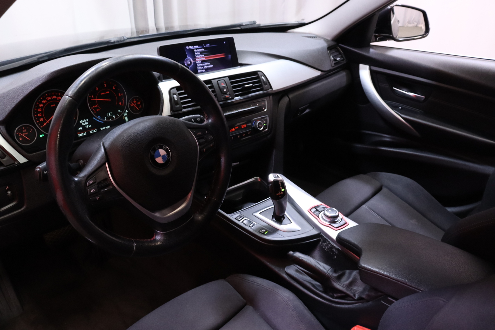BMW - 320 - TwinPower Turbo A F31 Touring Sportline // Myydään Huutokaupat.com - Farmari