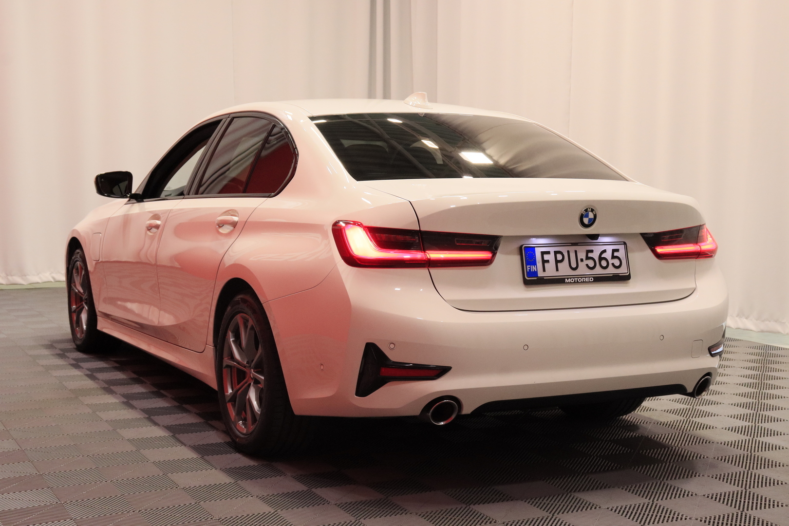 BMW - 330 - G20 Sedan 330e xDrive A Charged Edition Sport // Suomi-auto / Laser / HUD / H&K / Comfort Access / Muistipenkki / 360° / Kattoluukku // - Sedan