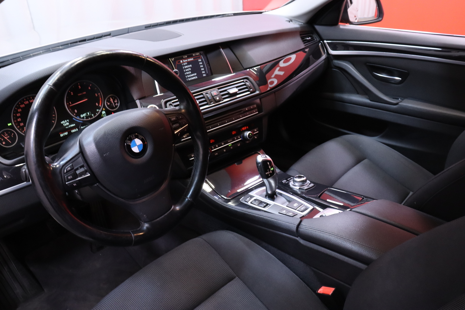 BMW - 520 - F11 Touring 520d TwinPower Turbo A xDrive Limited xDrive Edition LCI // Suomi-auto / Hifit / Koukku / Vakkari / - Farmari