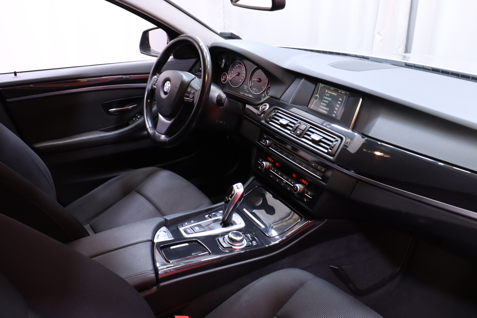 BMW - 520 - F11 Touring 520d TwinPower Turbo A xDrive Limited xDrive Edition LCI // Suomi-auto / Hifit / Koukku / Vakkari / - Farmari