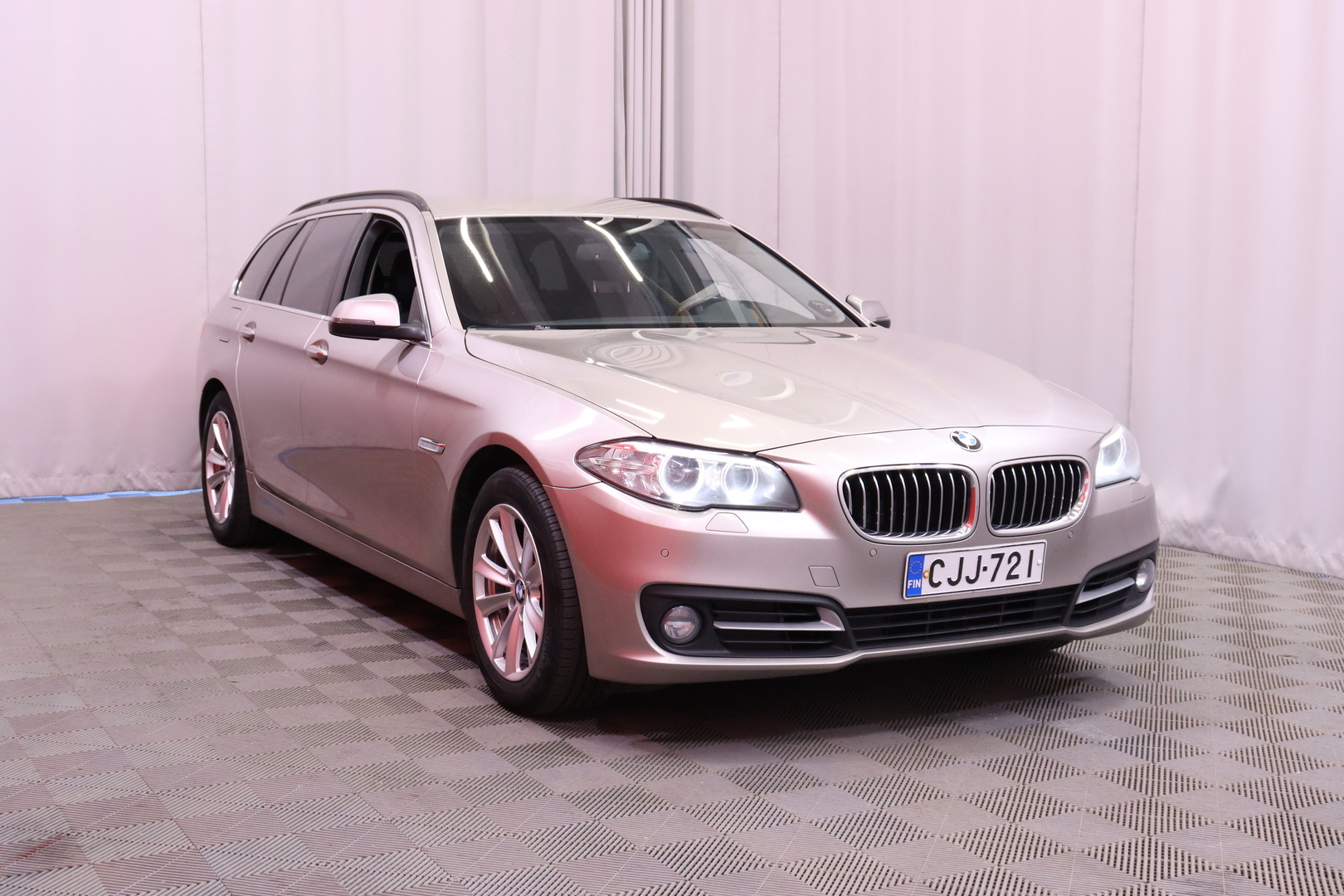 BMW - 520 - F11 Touring 520d TwinPower Turbo A xDrive Limited xDrive Edition LCI // Suomi-auto / Hifit / Koukku / Vakkari / - Farmari