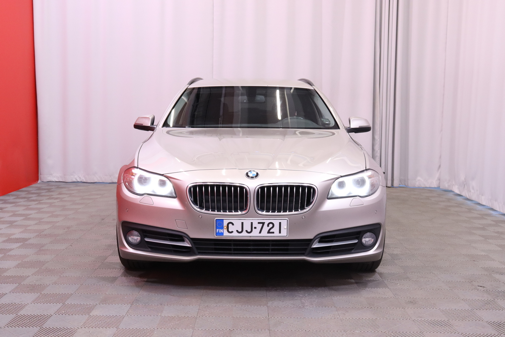 BMW - 520 - F11 Touring 520d TwinPower Turbo A xDrive Limited xDrive Edition LCI // Suomi-auto / Hifit / Koukku / Vakkari / - Farmari