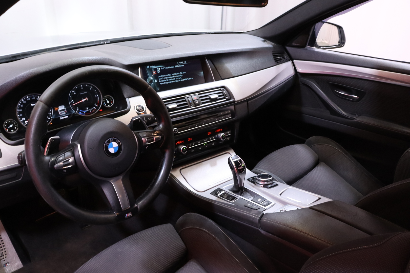 BMW - 530 - F11 Touring 530d TwinPower Turbo A Business Automatic // M-SPORT / HUD / Vakkari / Digimittaristo / Koukku / Kamera // - Farmari