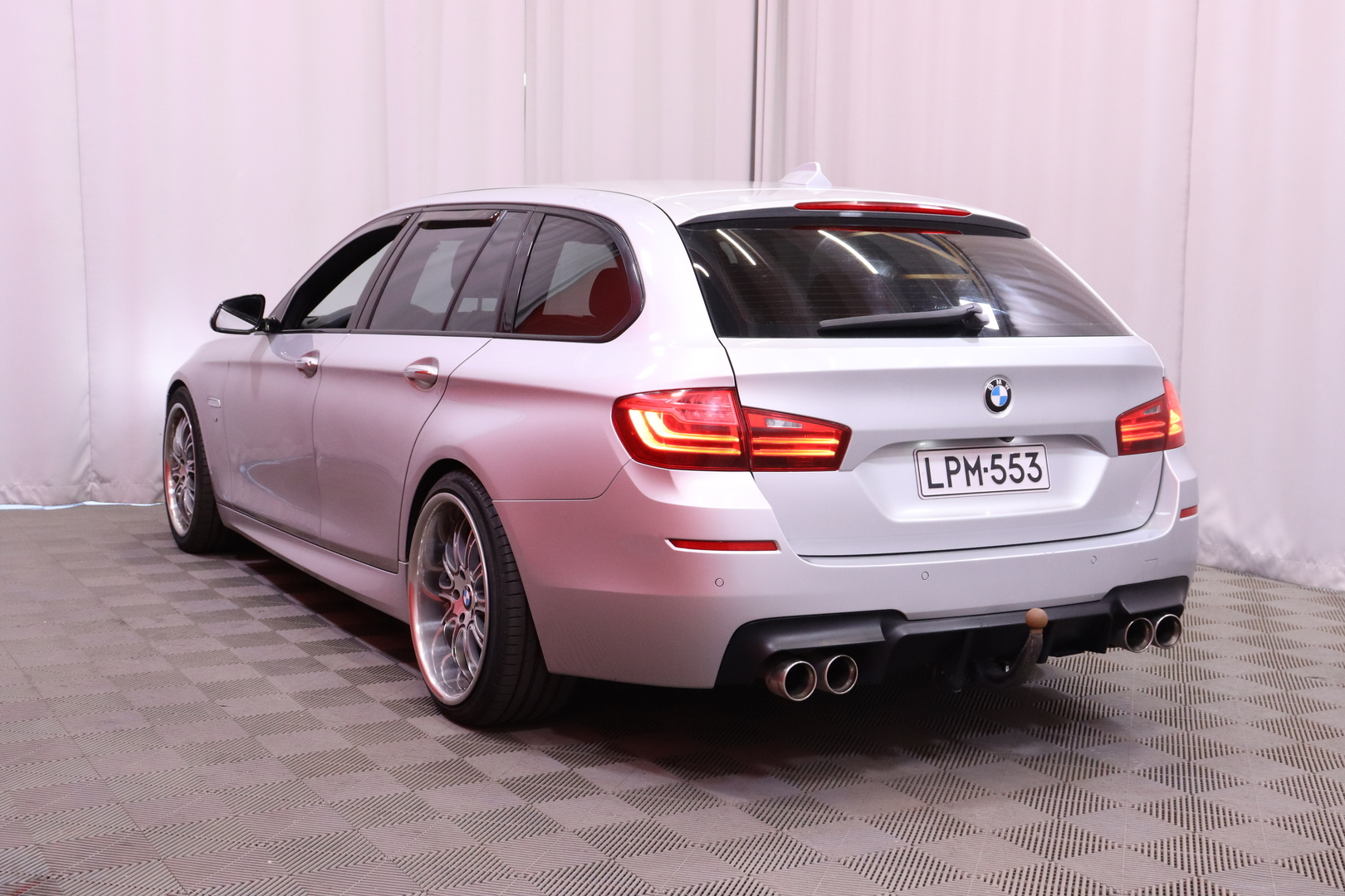 BMW - 530 - F11 Touring 530d TwinPower Turbo A Business Automatic // M-SPORT / HUD / Vakkari / Digimittaristo / Koukku / Kamera // - Farmari