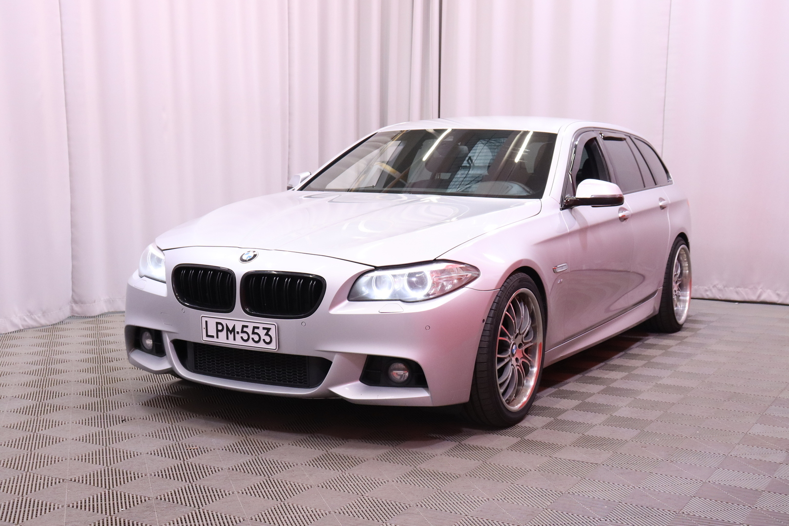 BMW - 530 - F11 Touring 530d TwinPower Turbo A Business Automatic // M-SPORT / HUD / Vakkari / Digimittaristo / Koukku / Kamera // - Farmari