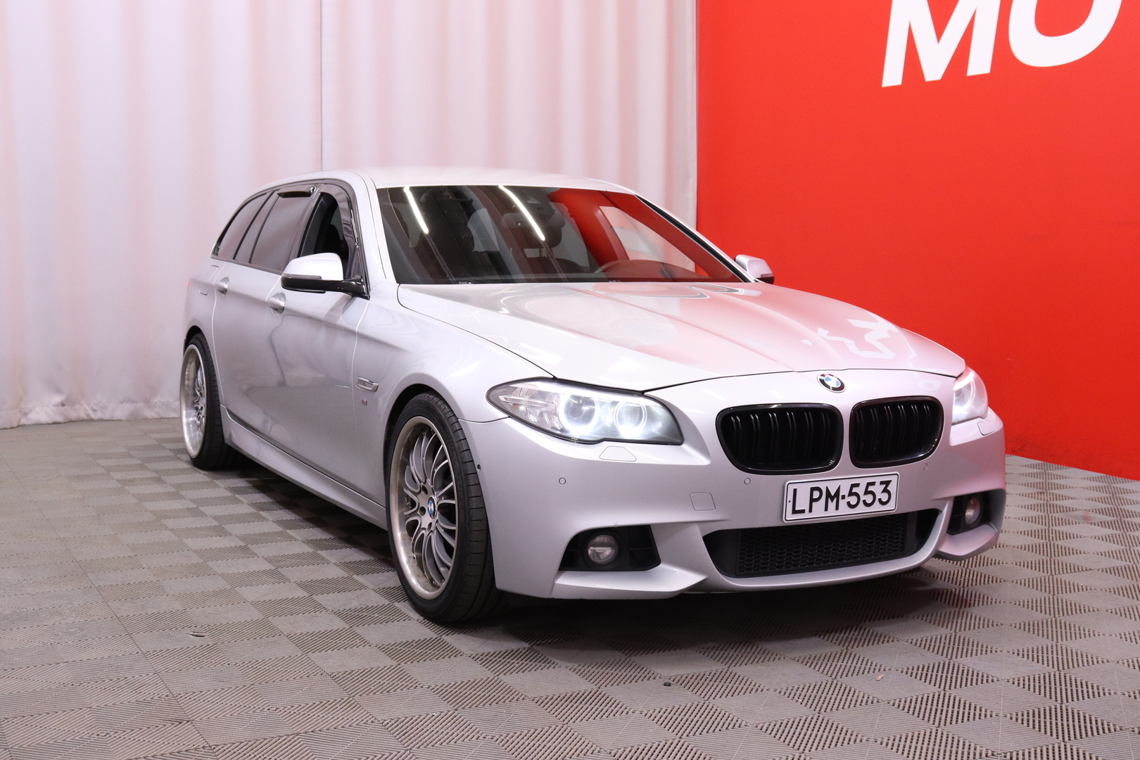 BMW - 530 - F11 Touring 530d TwinPower Turbo A Business Automatic // M-SPORT / HUD / Vakkari / Digimittaristo / Koukku / Kamera // - Farmari