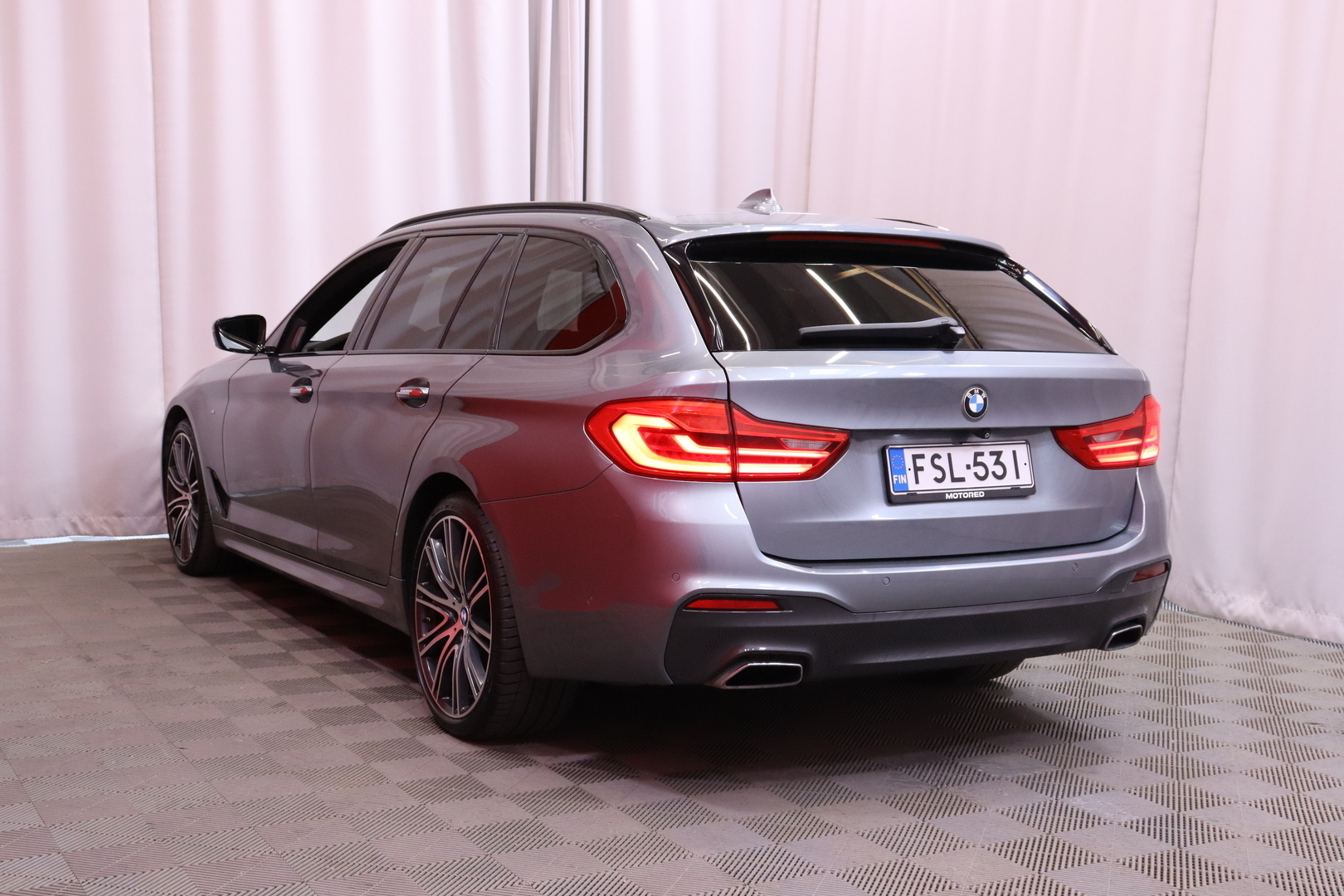 BMW - 540 - G31 Touring 40i xDrive M Sport // Webasto / Imu-ovet /  360° / Muistipenkit / HUD / H&K / Panorama // - Farmari