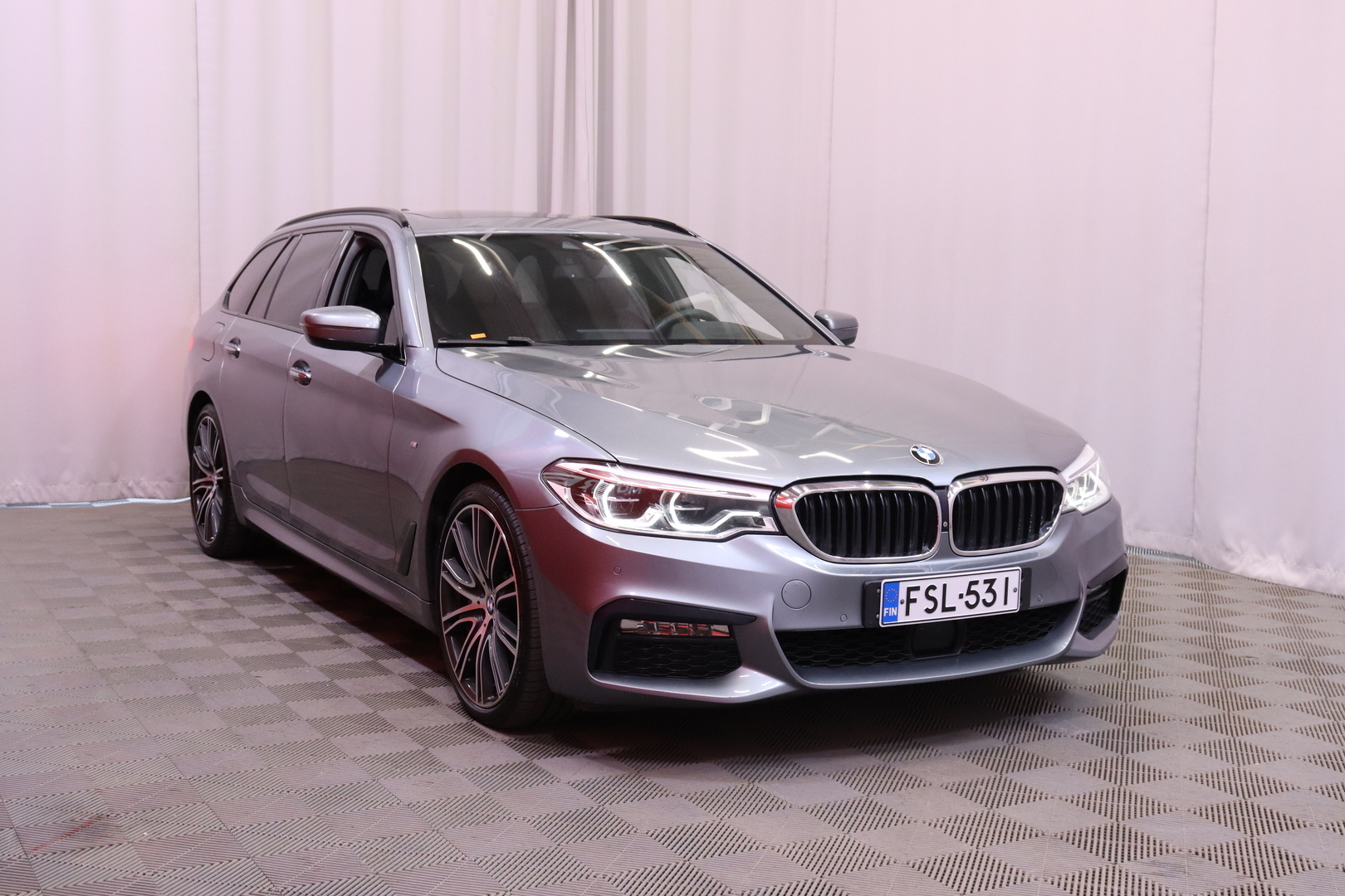 BMW - 540 - G31 Touring 40i xDrive M Sport // Webasto / Imu-ovet /  360° / Muistipenkit / HUD / H&K / Panorama // - Farmari