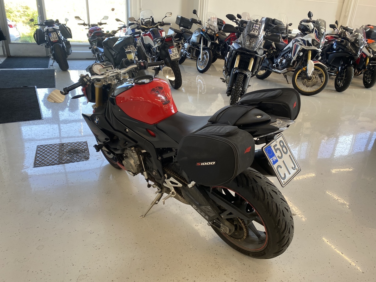 BMW - S - 1000R // Juuri saapunut! / Suomi-pyörä / Huoltokirja / Vakkari / Shifter / Sivulaukut // - Moottoripyörä