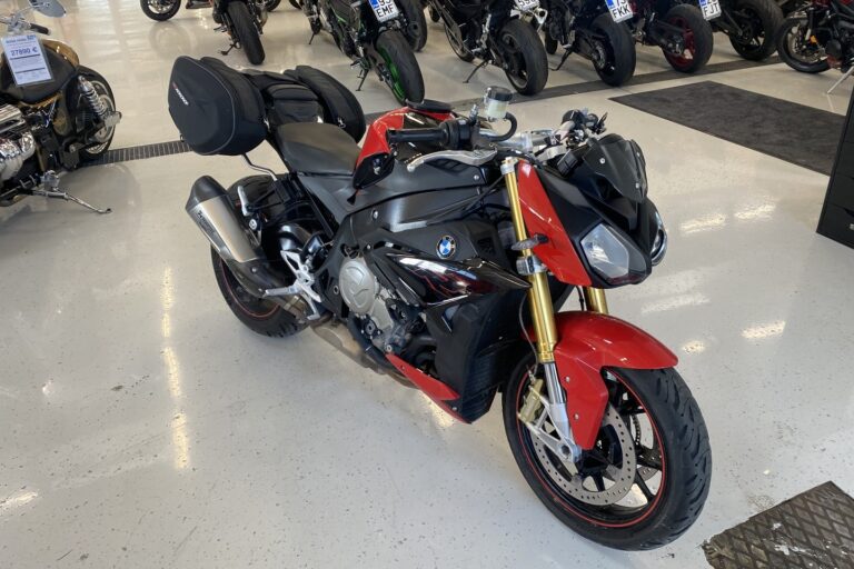 BMW - S - 1000R // Juuri saapunut! / Suomi-pyörä / Huoltokirja / Vakkari / Shifter / Sivulaukut // - Moottoripyörä
