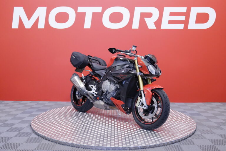 BMW - S - 1000R // Suomi-pyörä / Huoltokirja / Driving Mode Pro / Dynamic. pkt / Sport. pkt / Vakkari / Shifter / Sivulaukut // - Moottoripyörä