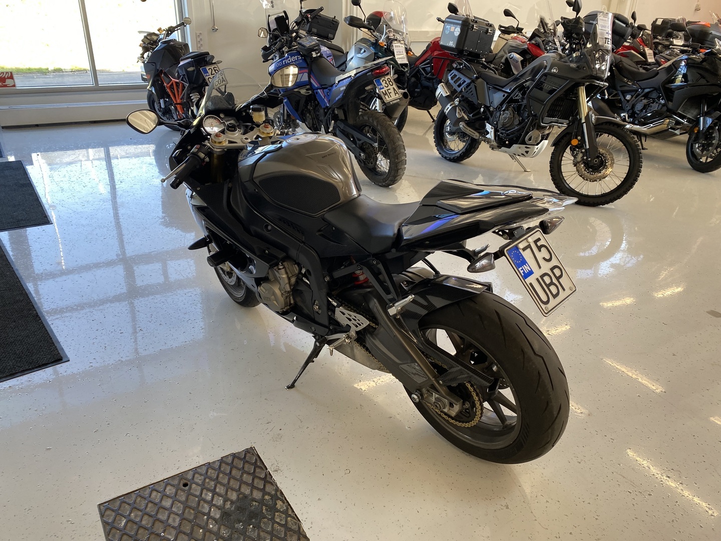 BMW - S - 1000RR // Juuri saapunut! / Suomi-pyörä / Huoltokirja / Ajomodet / Shifter / Kaatumatapit // - Moottoripyörä