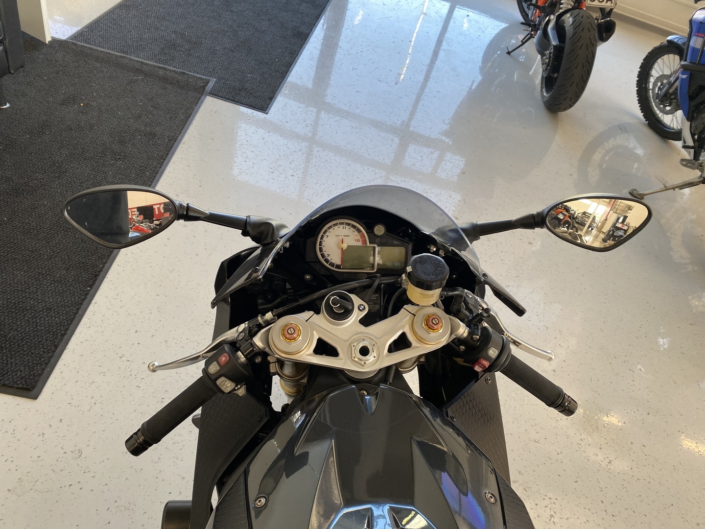 BMW - S - 1000RR // Juuri saapunut! / Suomi-pyörä / Huoltokirja / Ajomodet / Shifter / Kaatumatapit // - Moottoripyörä