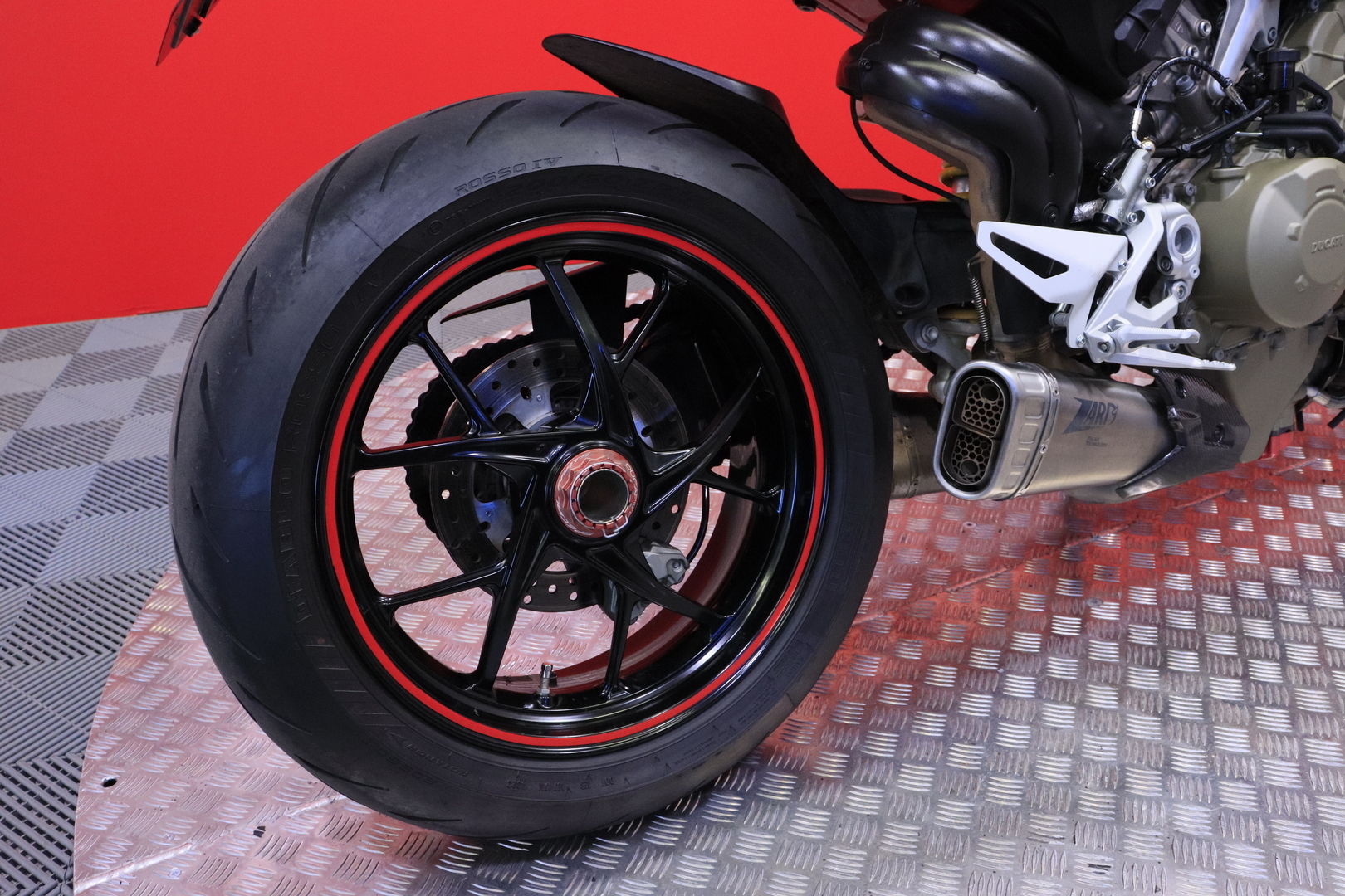 Ducati - STREETFIGHTER - V4 // Zard sliparit / Huoltokirja / Suomi-pyörä / Juuri huollettu! // - Moottoripyörä