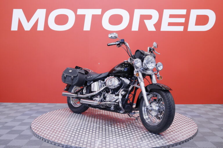 Harley-Davidson - SOFTAIL - FLSTC Heritage Softail Classic // Juuri Saapunut / Screamin Eagle / sivulaukut / kaatumaraudat // - Moottoripyörä