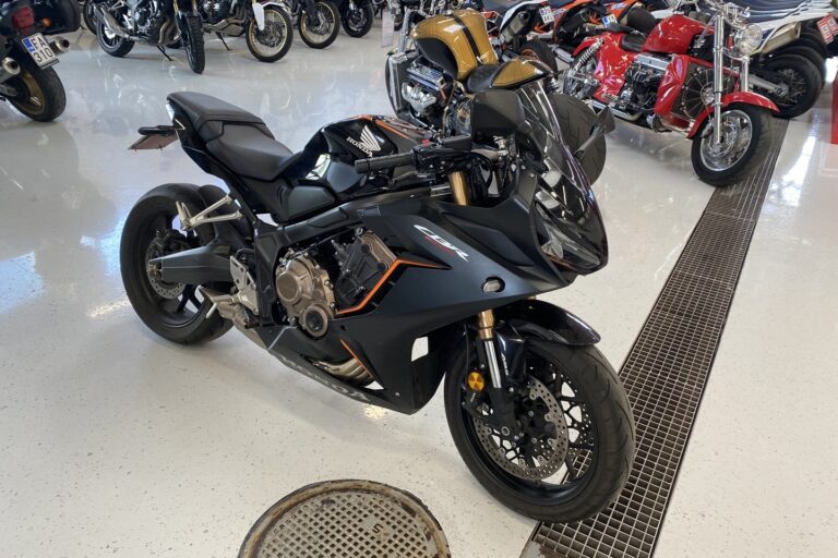 Honda - CBR - 650 R // Juuri saapunut! / Suomi-pyörä / Huoltokirja / Akrapovic / ABS // - Moottoripyörä
