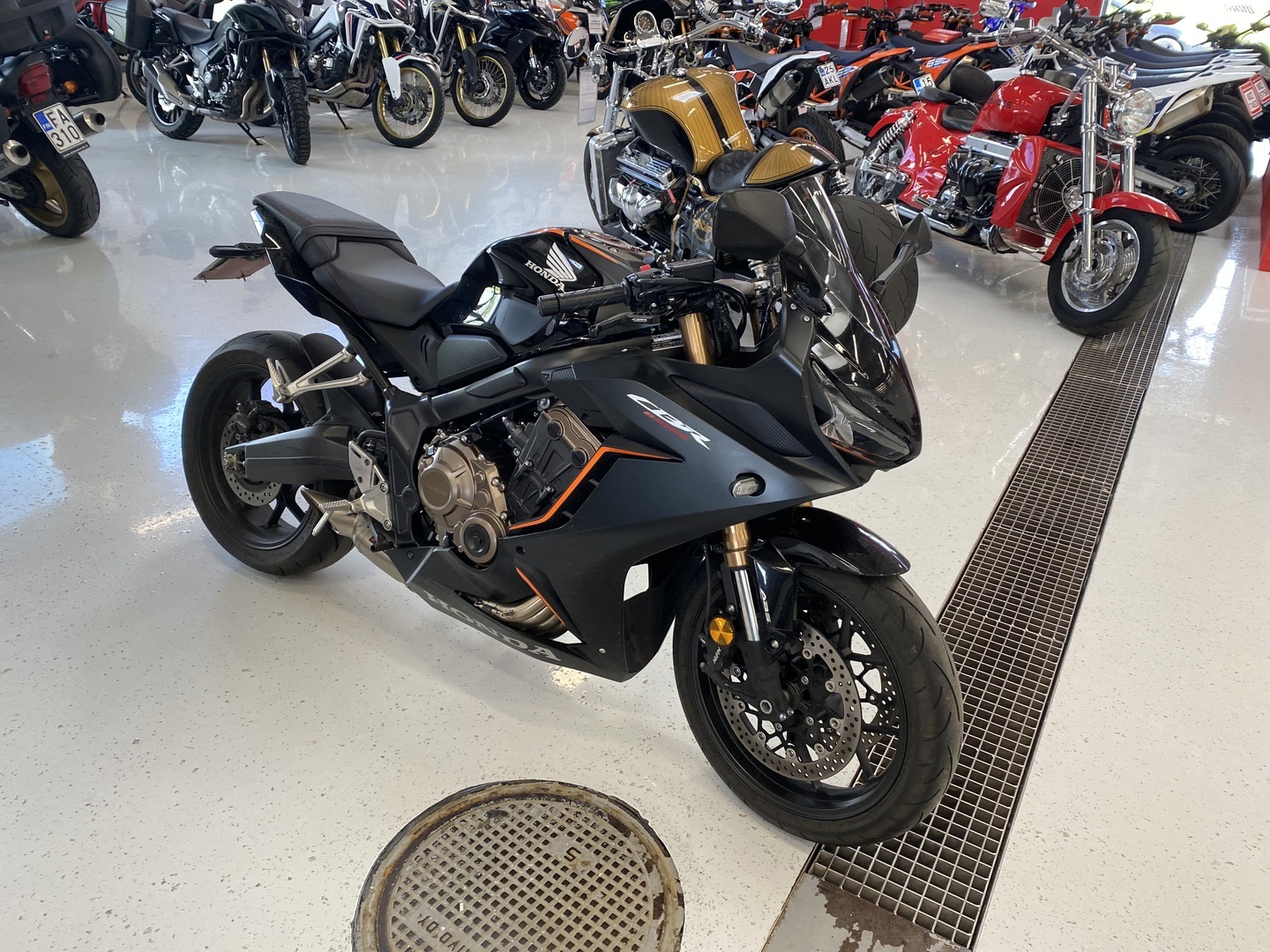 Honda - CBR - 650 R // Juuri saapunut! / Suomi-pyörä / Huoltokirja / Akrapovic / ABS // - Moottoripyörä