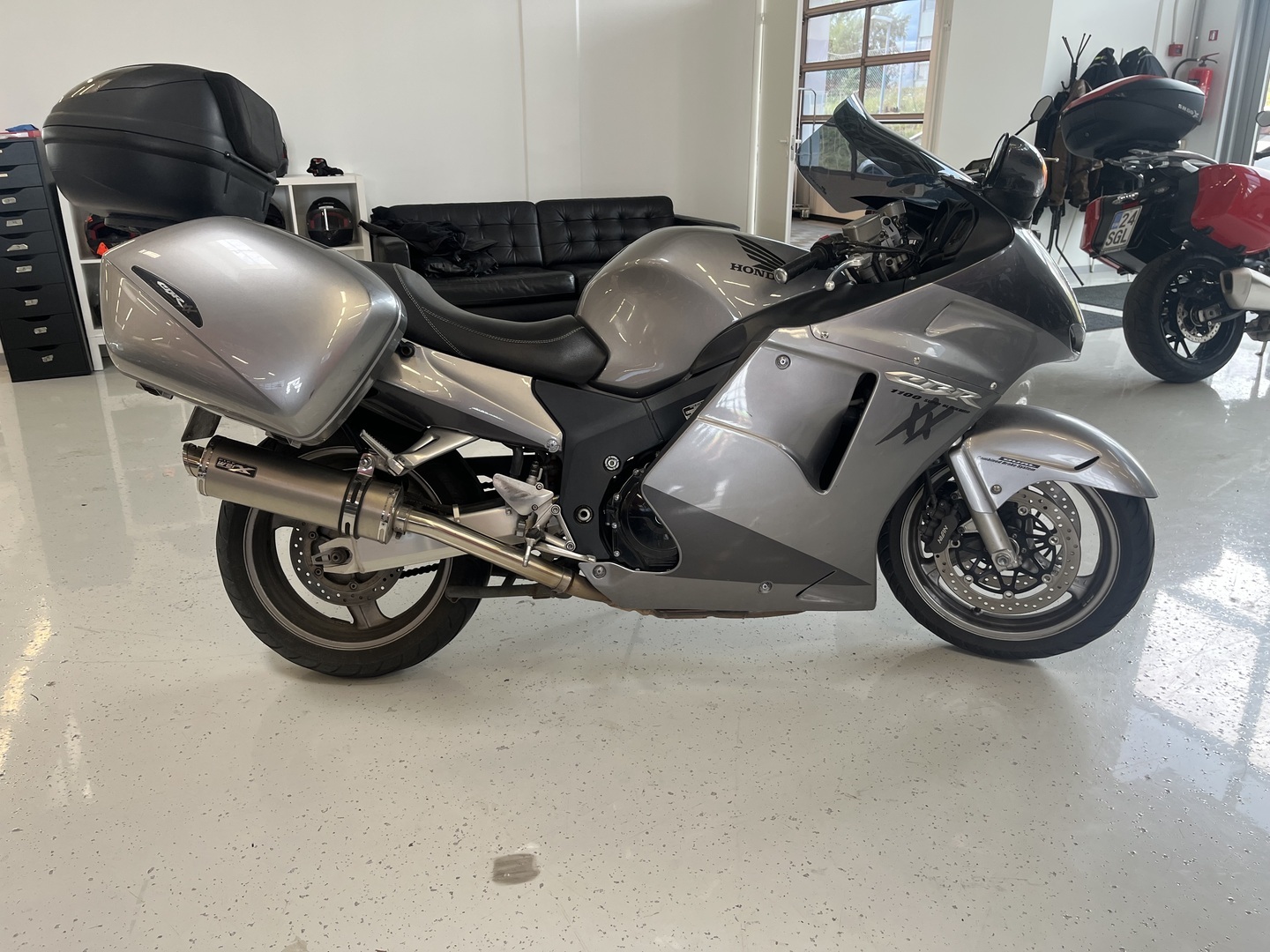 Honda - CBR - 1100 XX Super Blackbird // Juuri Saapunut! / 2.Omisteinen Suomi-Pyörä / Huoltokirja / 3x laukut / Putkisto // - Moottoripyörä
