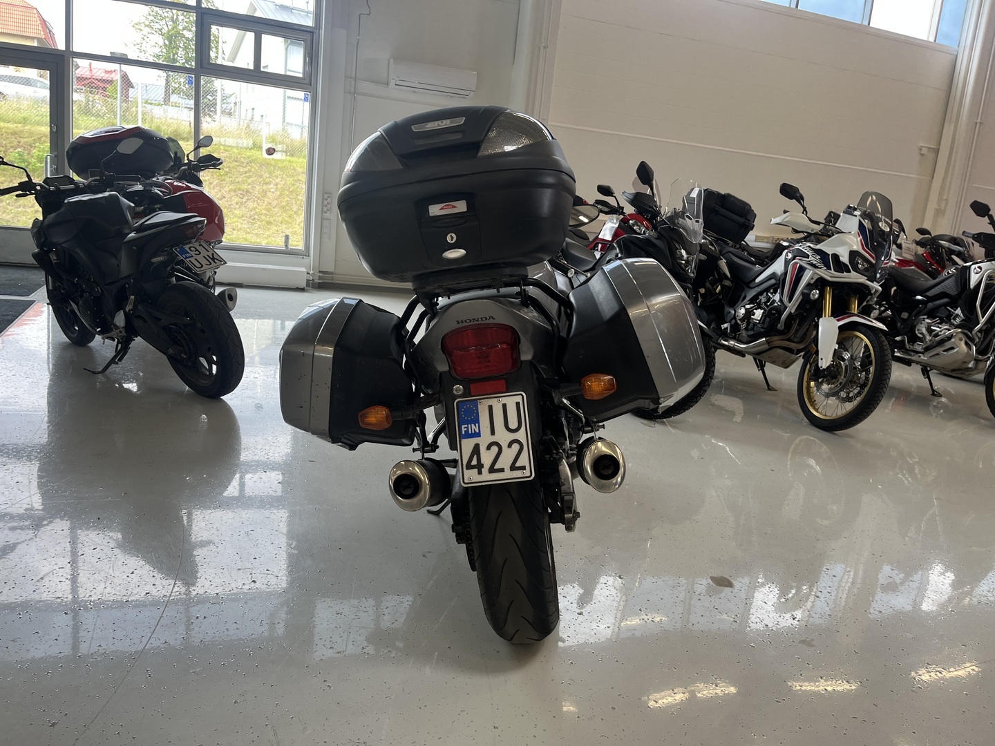Honda - CBR - 1100 XX Super Blackbird // Juuri Saapunut! / 2.Omisteinen Suomi-Pyörä / Huoltokirja / 3x laukut / Putkisto // - Moottoripyörä