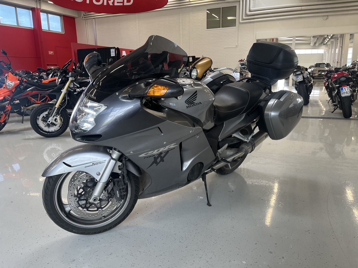 Honda - CBR - 1100 XX Super Blackbird // Juuri Saapunut! / 2.Omisteinen Suomi-Pyörä / Huoltokirja / 3x laukut / Putkisto // - Moottoripyörä