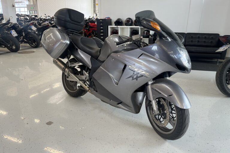 Honda - CBR - 1100 XX Super Blackbird // Juuri Saapunut! / 2.Omisteinen Suomi-Pyörä / Huoltokirja / 3x laukut / Putkisto // - Moottoripyörä