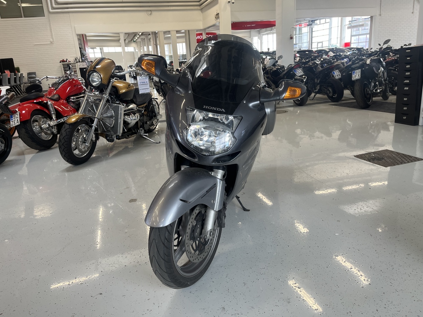 Honda - CBR - 1100 XX Super Blackbird // Juuri Saapunut! / 2.Omisteinen Suomi-Pyörä / Huoltokirja / 3x laukut / Putkisto // - Moottoripyörä