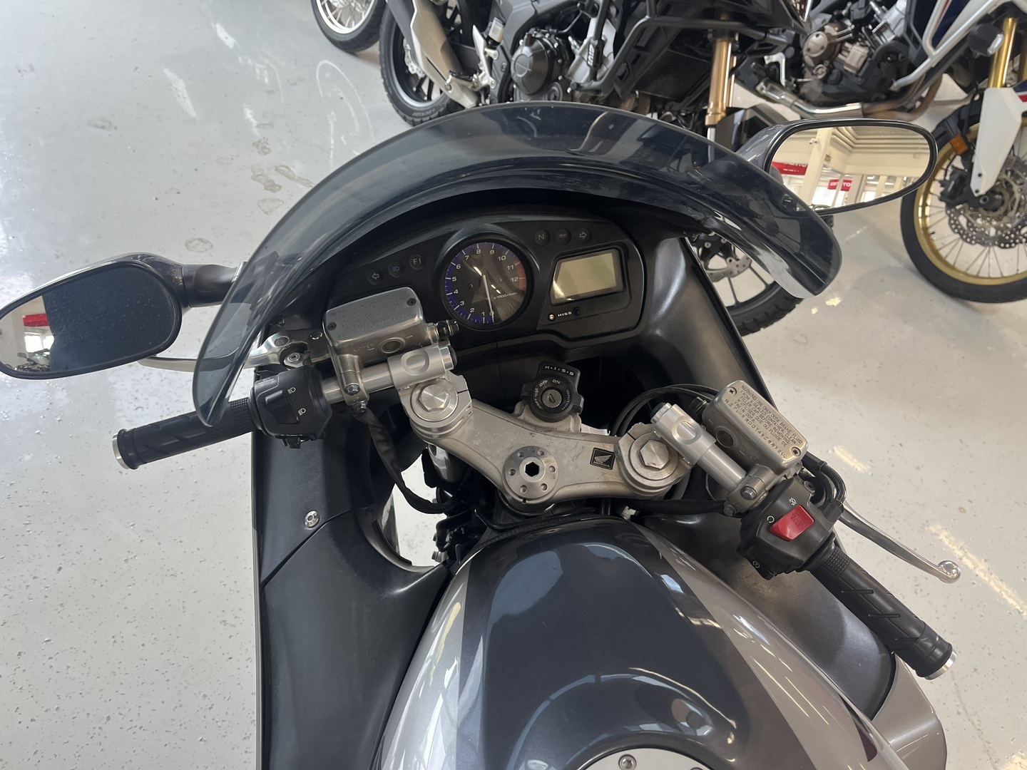 Honda - CBR - 1100 XX Super Blackbird // Juuri Saapunut! / 2.Omisteinen Suomi-Pyörä / Huoltokirja / 3x laukut / Putkisto // - Moottoripyörä