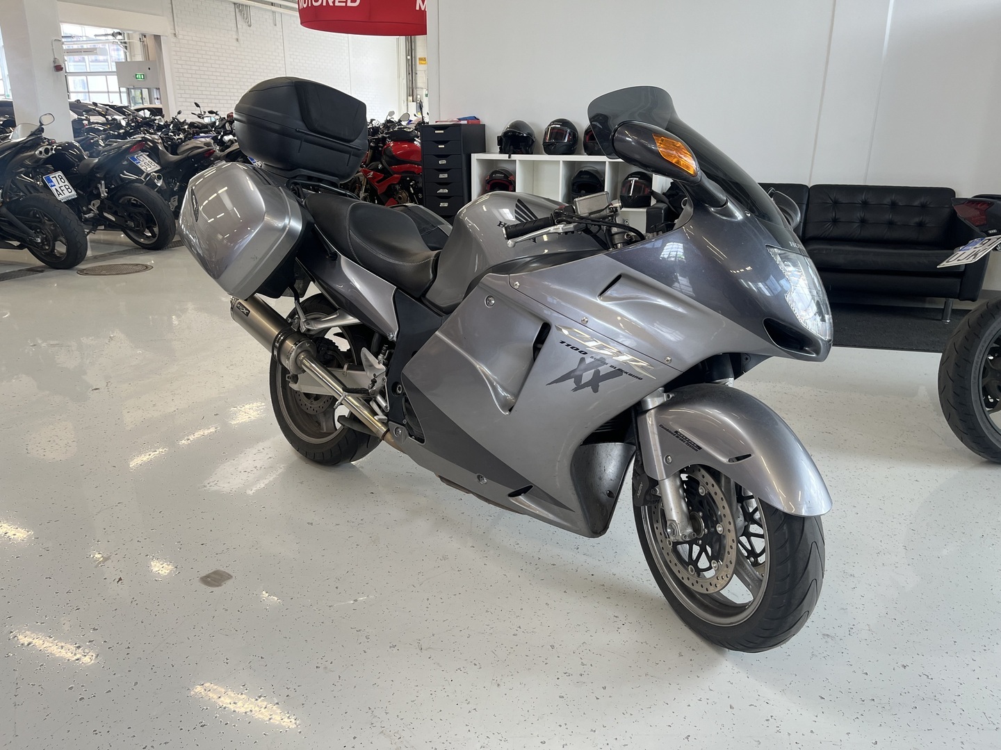 Honda - CBR - 1100 XX Super Blackbird // Juuri Saapunut! / 2.Omisteinen Suomi-Pyörä / Huoltokirja / 3x laukut / Putkisto // - Moottoripyörä