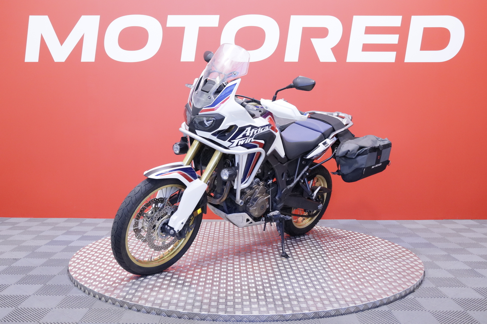 Honda - CRF - 1000L Africa Twin // Akrapovic / Suomi-pyörä / Sivulaukut // - Moottoripyörä