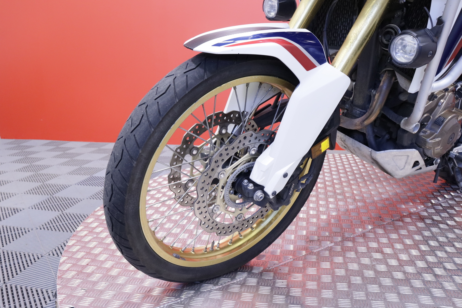 Honda - CRF - 1000L Africa Twin // Akrapovic / Suomi-pyörä / Sivulaukut // - Moottoripyörä