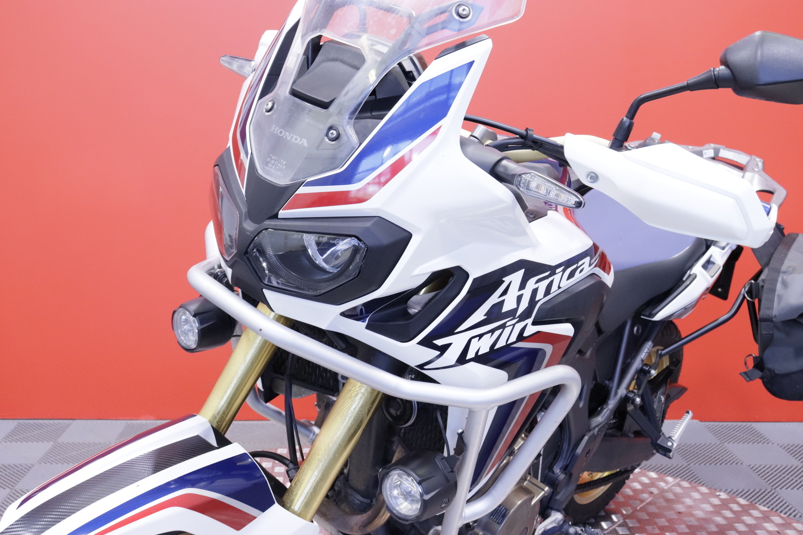 Honda - CRF - 1000L Africa Twin // Akrapovic / Suomi-pyörä / Sivulaukut // - Moottoripyörä