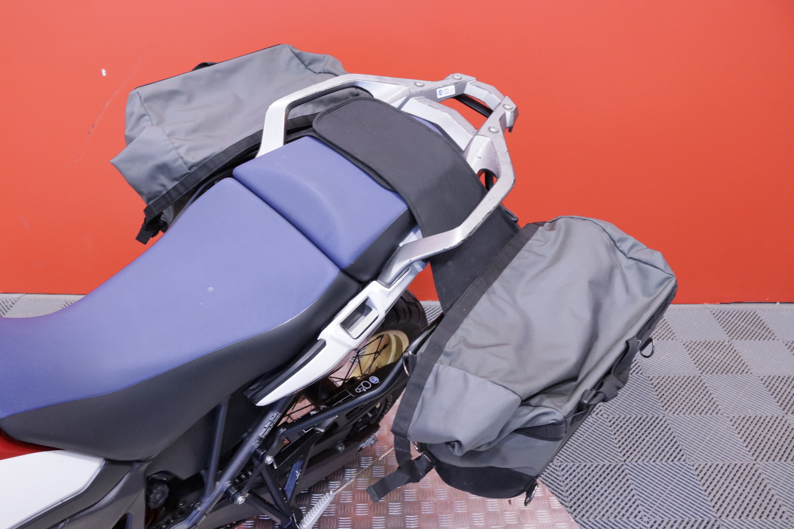 Honda - CRF - 1000L Africa Twin // Akrapovic / Suomi-pyörä / Sivulaukut // - Moottoripyörä
