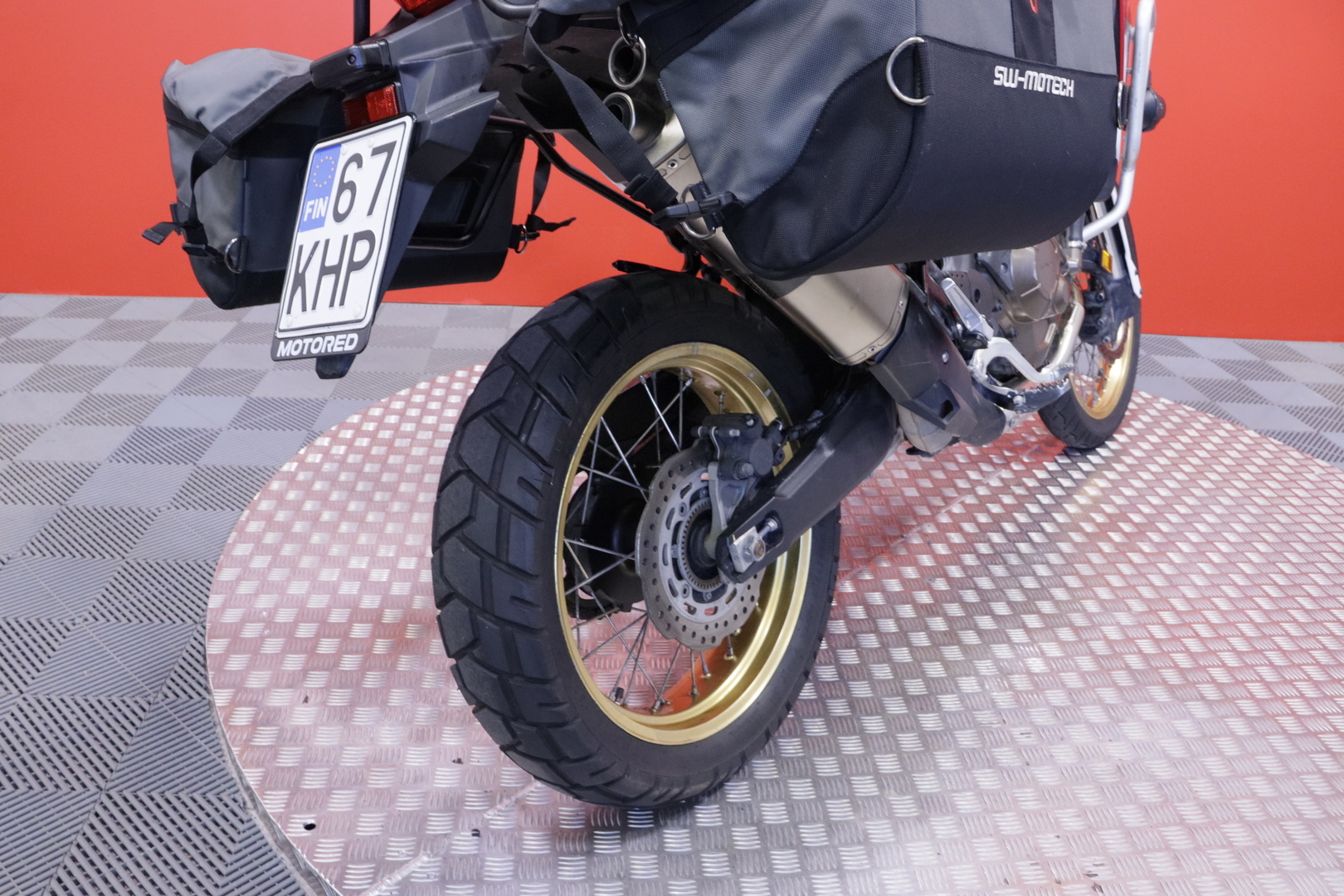 Honda - CRF - 1000L Africa Twin // Akrapovic / Suomi-pyörä / Sivulaukut // - Moottoripyörä