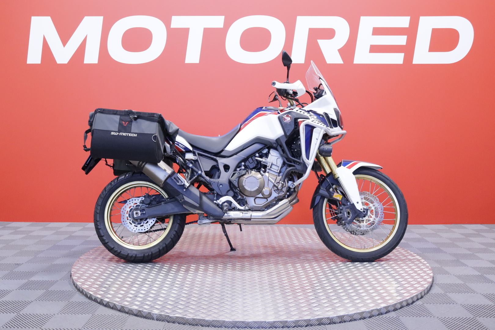 Honda - CRF - 1000L Africa Twin // Akrapovic / Suomi-pyörä / Sivulaukut // - Moottoripyörä