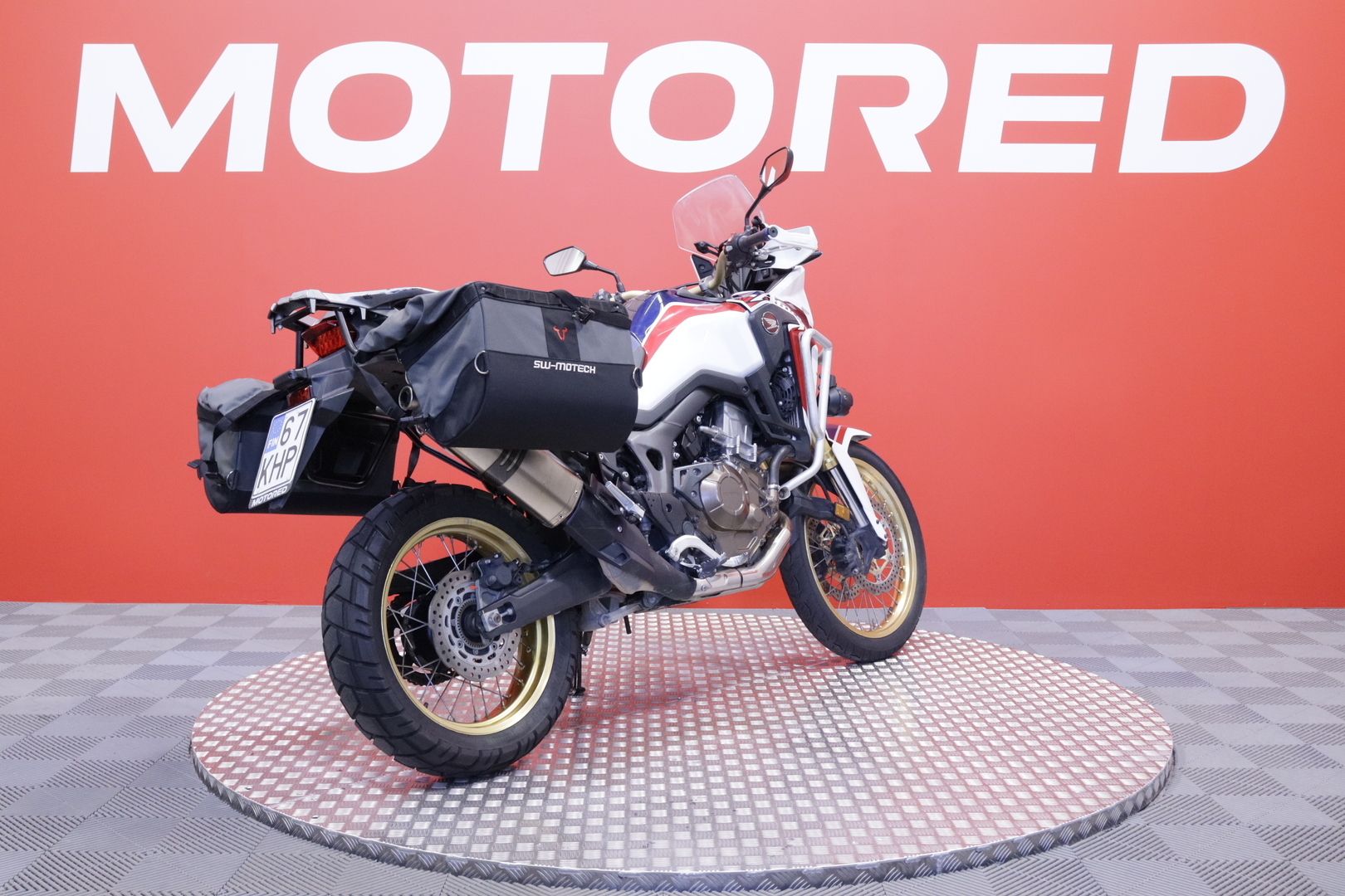 Honda - CRF - 1000L Africa Twin // Akrapovic / Suomi-pyörä / Sivulaukut // - Moottoripyörä