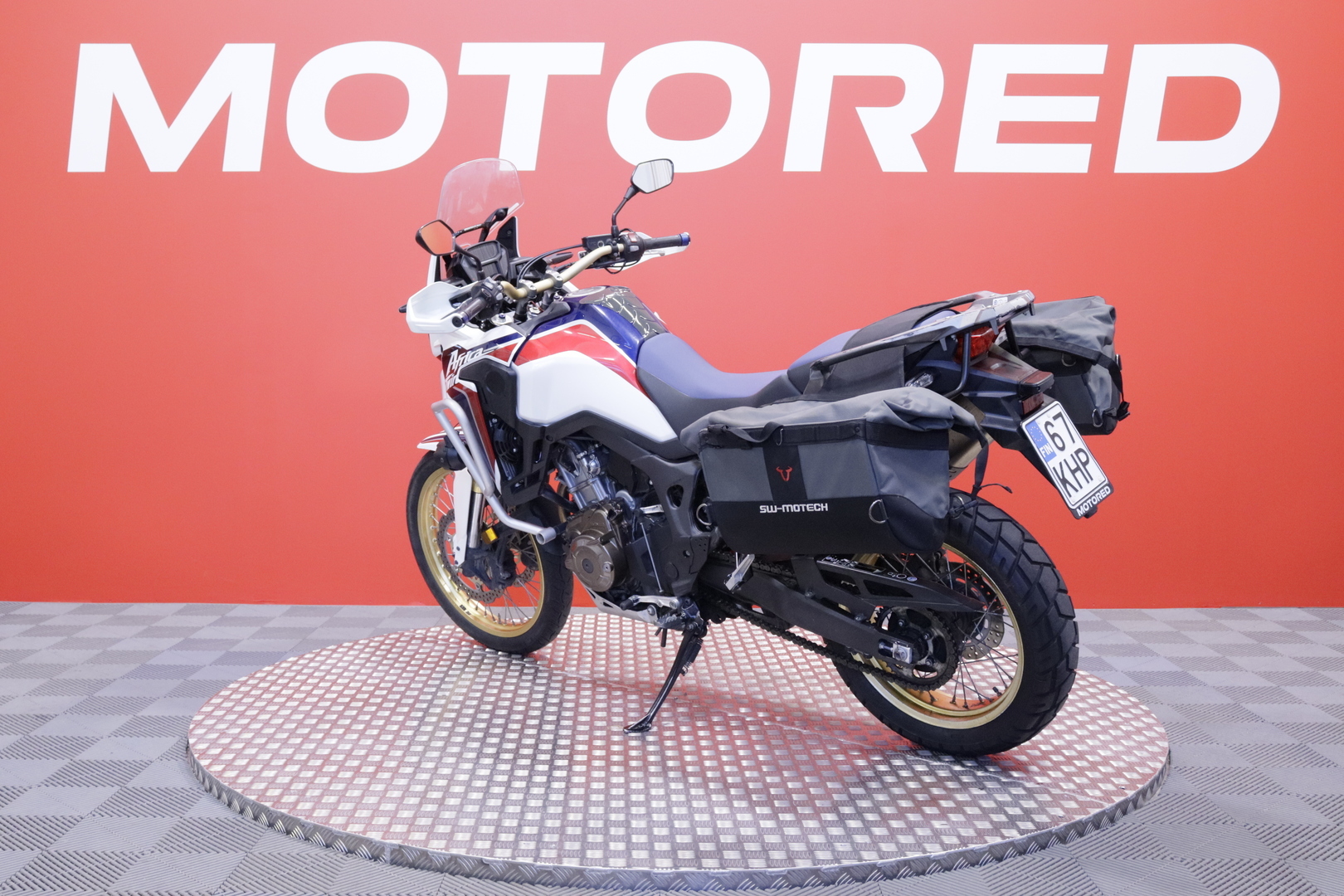 Honda - CRF - 1000L Africa Twin // Akrapovic / Suomi-pyörä / Sivulaukut // - Moottoripyörä